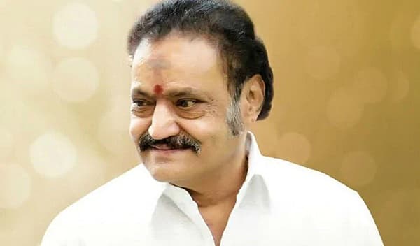 <div><b>ನಂದಮೂರಿ ಹರಿಕೃಷ್ಣ</b></div><div>ತೆಲುಗು ಚಿತ್ರರಂಗದ ಖ್ಯಾತ ನಟ ಎನ್.ಟಿ.ರಾಮರಾವ್ ಅವರ ಪುತ್ರ ನಂದಮೂರಿ ಹರಿಕೃಷ್ಣ ಅವರು ಭೀಕರ ರಸ್ತೆ ಅಪಘಾತದಲ್ಲಿ ಆಗಸ್ಟ್ 29 ರಂದು ಮೃತಪಟ್ಟಿದ್ದರು. ಹರಿಕೃಷ್ಣ ಅವರಿಗೆ 61 ವರ್ಷ ವಯಸ್ಸಾಗಿತ್ತು</div>
