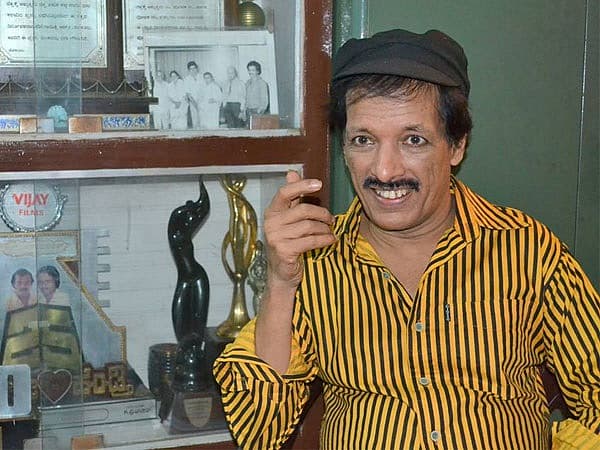 <div><b>ಕಾಶಿನಾಥ್</b></div><div>ಕ್ಯಾನ್ಸರ್ ರೋಗದಿಂದ ಬಳಲುತ್ತಿದ್ದ ಹಿರಿಯ ನಟ ಹಾಗೂ ನಿರ್ದೇಶಕ ಕಾಶಿನಾಥ್ ಅವರು ಜನವರಿ 18 ರಂದು ಇಹಲೋಕ ತ್ಯಜಿಸಿದ್ದರು. ಕಾಶಿನಾಥ್ ಅವರಿಗೆ 65 ವರ್ಷ ವಯಸ್ಸಾಗಿತ್ತು. </div><div><br></div>