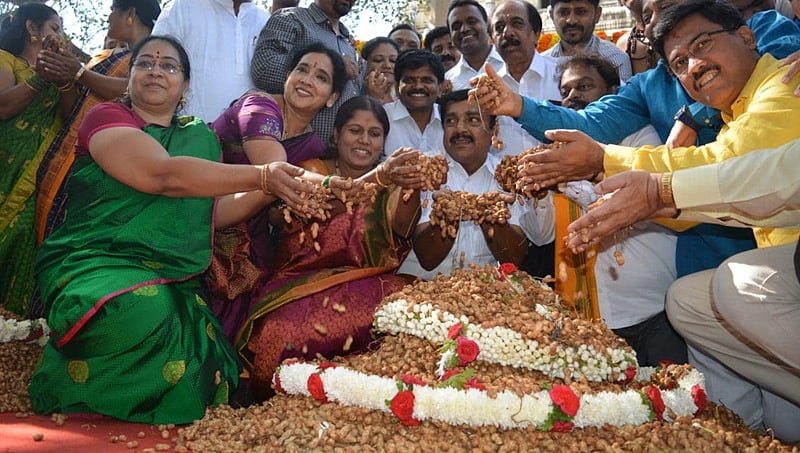 ಐತಿಹಾಸಿಕ ಕಡಲೇಕಾಯಿ ಪರಷೆಗೆ ಚಾಲನೆ: ಮೇಯರ್ ಉದ್ಘಾಟನೆ