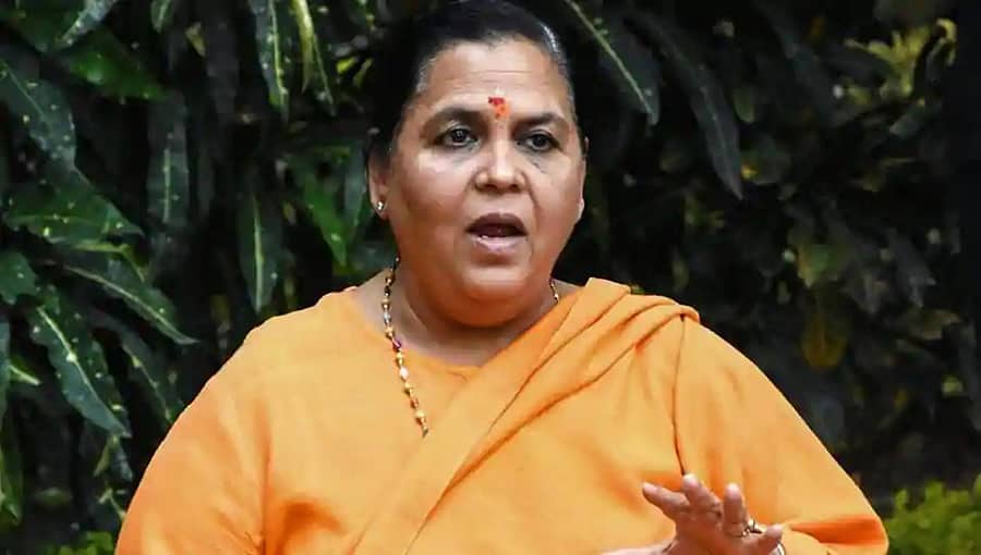 ಅಧಿಕಾರಿಗಳು ಇರುವುದೇ 'ನಮ್ಮ ಚಪ್ಪಲಿ ಎತ್ತಿಕೊಳ್ಳಲು': ಉಮಾ ಭಾರತಿ ವಿವಾದಾತ್ಮಕ ಹೇಳಿಕೆ