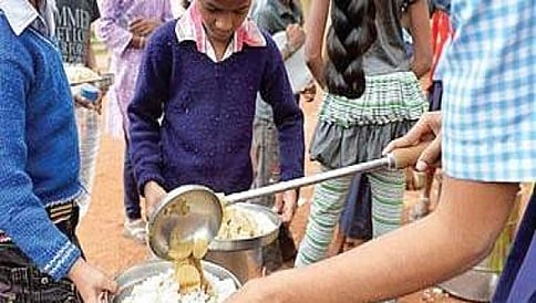 ಮಧ್ಯಾಹ್ನದ ಬಿಸಿಯೂಟಕ್ಕೆ ಈರುಳ್ಳಿ, ಬೆಳ್ಳುಳ್ಳಿ ಸೇರಿಸಲು ಸರ್ಕಾರ ಸೂಚನೆ; ಅಕ್ಷಯ ಪಾತ್ರ ಫೌಂಡೇಶನ್ ಹಿಂದೇಟು