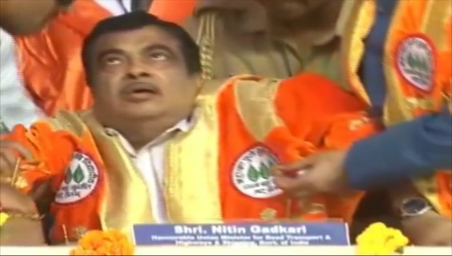 ಮಹಾರಾಷ್ಟ್ರ: ವೇದಿಕೆ ಮೇಲೆಯೇ ಕುಸಿದು ಬಿದ್ದ ಕೇಂದ್ರ ಸಚಿವ ಗಡ್ಕರಿ