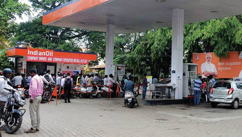 ನೋ ಹೆಲ್ಮೆಟ್, ನೋ ಪೆಟ್ರೋಲ್: ಹೊಸ ನಿಯಮ ಜಾರಿಗೆ ಮುಂದಾದ ಹುಬ್ಬಳ್ಳಿ-ಧಾರವಾಡ ಪೊಲೀಸರು
