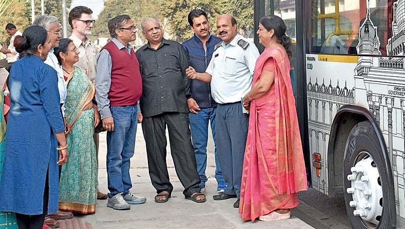 ಬೆಂಗಳೂರಿನ ಕಲೆ, ಸಂಸ್ಕೃತಿ ಬಗ್ಗೆ ಪ್ರವಾಸಿಗರಿಗೆ ಪರಿಚಯಿಸುವ ಬಸ್ ಚಾಲಕ!