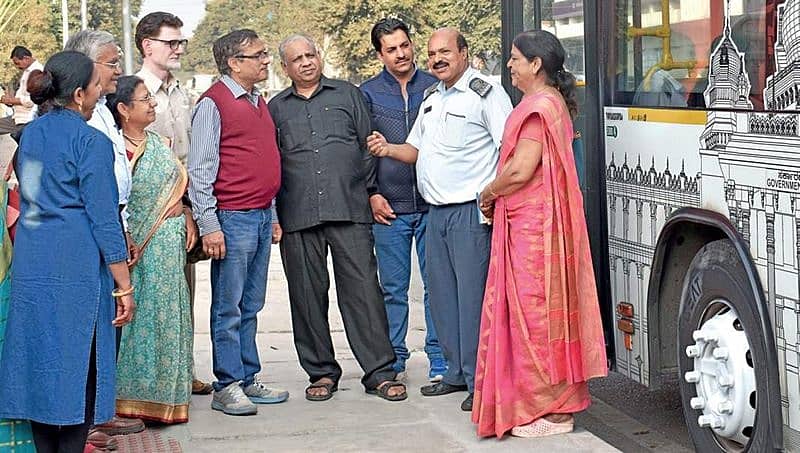 ಬೆಂಗಳೂರಿನ ಕಲೆ, ಸಂಸ್ಕೃತಿ ಬಗ್ಗೆ ಪ್ರವಾಸಿಗರಿಗೆ ಪರಿಚಯಿಸುವ ಬಸ್ ಚಾಲಕ!