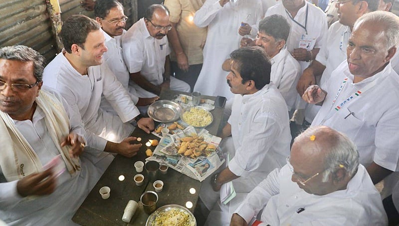 ರಾಯಚೂರು: ಒಂದು ಸಣ್ಣ ಹೋಟೆಲ್ ನಲ್ಲಿ ಒಗ್ಗರಣಿ ಬಜಿ ಸವಿದ ರಾಹುಲ್ ಗಾಂಧಿ