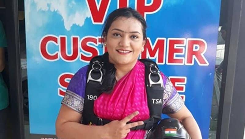 ಸೀರೆಯುಟ್ಟು ಸ್ಕೈ ಡೈವಿಂಗ್, ಪುಣೆ ಮಹಿಳೆಯಿಂದ ವಿಶ್ವ ದಾಖಲೆ ನಿರ್ಮಾಣ