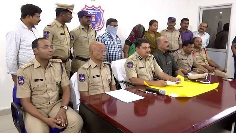 ಹೈದರಾಬಾದ್: ಹೆತ್ತ ಮಗಳ ಶಿರಚ್ಛೇದನ ಮಾಡಿ ದೇವರಿಗೆ ಬಲಿ ನೀಡಿದ್ದ ದಂಪತಿ ಬಂಧನ