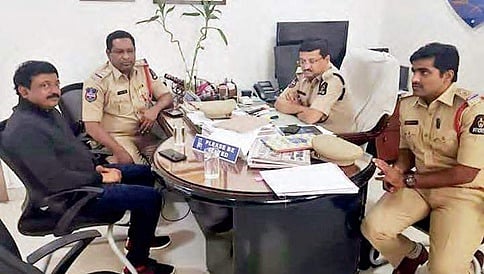 'ಜಿಎಸ್ ಟಿ' ಬಗ್ಗೆ ಪೊಲೀಸರ ವಿಚಾರಣೆ ಫೋಟೋ ಹಂಚಿಕೊಂಡು ಸಂಭ್ರಮಪಟ್ಟ ರಾಮ್ ಗೋಪಾಲ್ ವರ್ಮಾ!