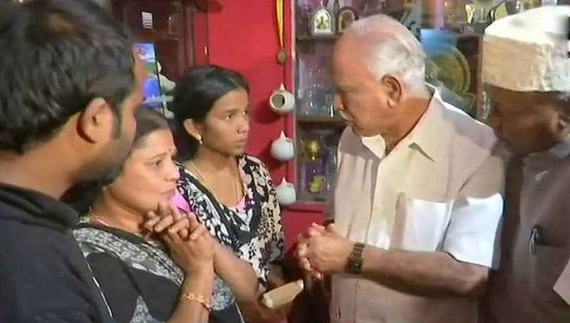 ಹತ್ಯೆಗೀಡಾದ ಸಂತೋಷ್ ಮನೆಗೆ ಬಿಎಸ್ ವೈ ಭೇಟಿ, 1 ಲಕ್ಷ ರೂ ಪರಿಹಾರ