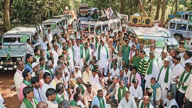 ಕಳಸಾ-ಬಂಡೂರಿ: ಕರ್ನಾಟಕ-ಗೋವಾ ರಸ್ತೆ ತಡೆ ಮಾಡಿ ರೈತರ ಪ್ರತಿಭಟನೆ