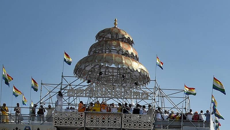 ಎಲ್ಲರ ಗಮನ ಸೆಳೆಯುತ್ತಿದೆ ಗೊಮ್ಮಟಮೂರ್ತಿ ಮೇಲಿರುವ ಚಿನ್ನದ ಲೇಪಿತ 'ಛತ್ರಿತ್ರಿಯಾ'