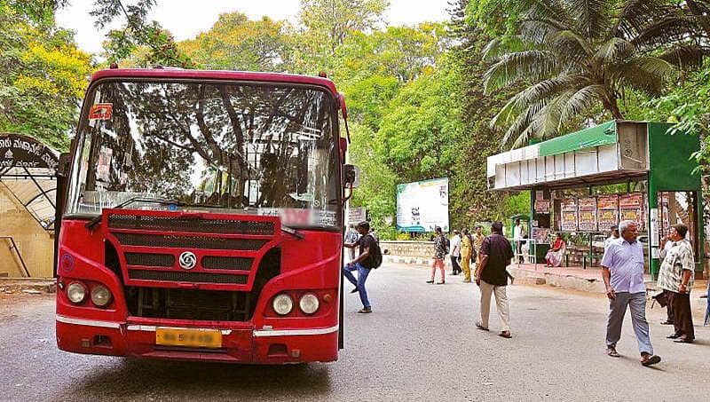 ಬೆಂಗಳೂರು: ಹಾಡಹಗಲೇ ಬಿಎಂಟಿಸಿ ಬಸ್ ಒಳನುಗ್ಗಿ ವ್ಯಕ್ತಿಯ ಬರ್ಬರ ಹತ್ಯೆ!
