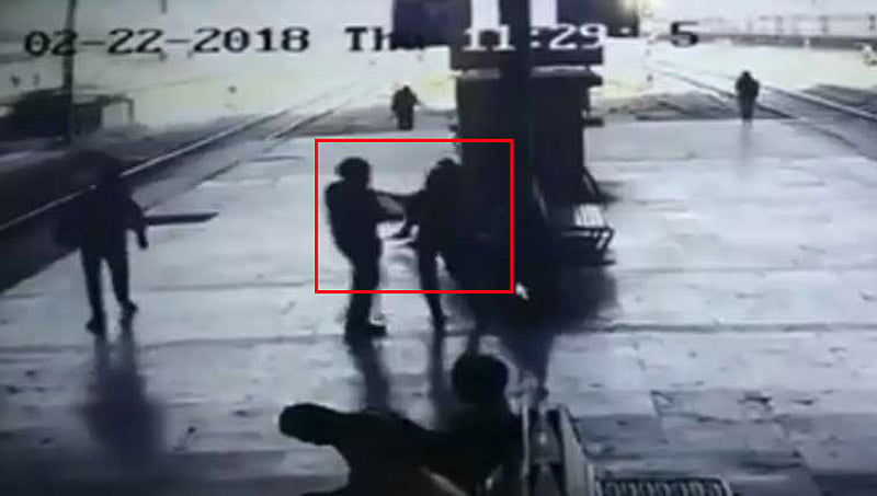 ಹಾಡಹಗಲೇ ಮುಂಬೈ ರೈಲು ನಿಲ್ದಾಣದಲ್ಲಿ ಹುಡುಗಿಗೆ ಮುತ್ತು ಕೊಡಲು ಯತ್ನಿಸಿದ ದುಷ್ಕರ್ಮಿ, ಸಿಸಿಟಿವಿ ದೃಶ್ಯ ವೈರಲ್