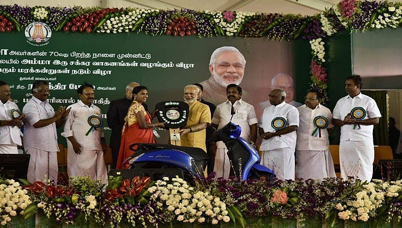 ತಮಿಳುನಾಡಿನಲ್ಲಿ ಮೋದಿ, ಅಮ್ಮ ದ್ವಿಚಕ್ರ ವಾಹನ ಯೋಜನೆಗೆ ಚಾಲನೆ