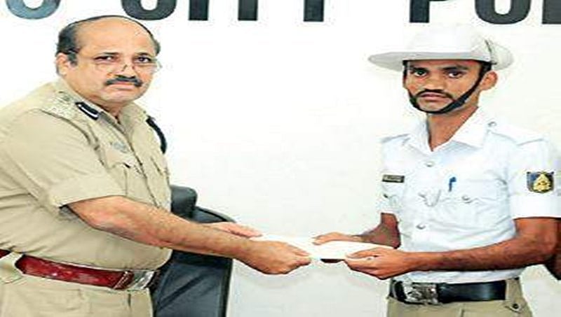 ಮಂಗಳೂರು: ಕರ್ತವ್ಯಪ್ರಜ್ಞೆ ಮೆರೆದ ಟ್ರಾಫಿಕ್ ಪೊಲೀಸ್ ಪೇದೆಗೆ ಸನ್ಮಾನ