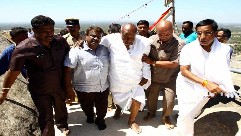 86ನೇ ವಯಸ್ಸಲ್ಲೂ ಕುಗ್ಗದ ಉತ್ಸಾಹ: ಬರಿಗಾಲಲ್ಲೇ ವಿಂದ್ಯಗಿರಿ ಬೆಟ್ಟ ಹತ್ತಿಳಿದ ದೇವೇಗೌಡ