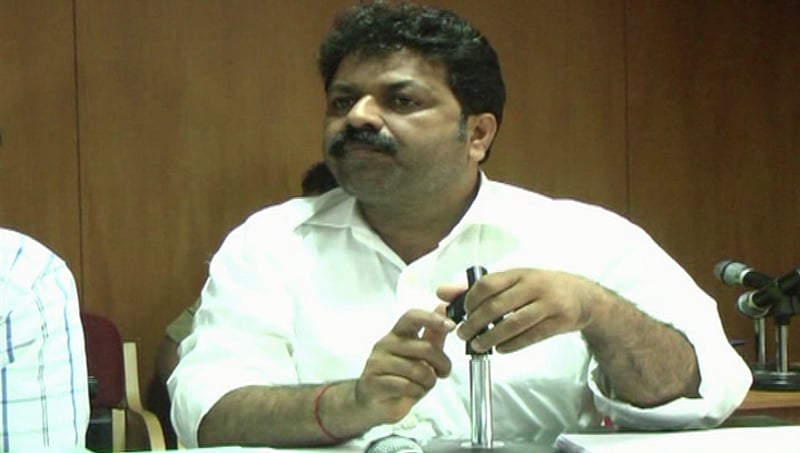 ಹೊನ್ನಾವರ: ಕಚ್ಚಾ ಬಾಂಬ್ ಎಸೆದು ಶಾಸಕರ ಹತ್ಯೆ ಯತ್ನ, ಅಪಾಯದಿಂದ ಪಾರಾದ ಶಾಸಕ ಮಂಕಾಳು ವೈದ್ಯ