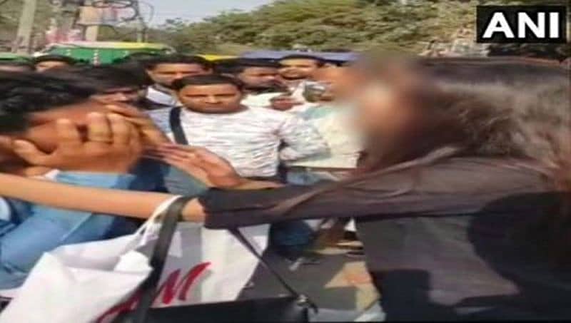 ದೆಹಲಿ: ಚುಡಾಯಿಸಿದ ಕಾಮುಕರನ್ನು ಪೊಲೀಸ್ ಠಾಣೆಗೆ ಎಳೆದುತಂದ ದಿಟ್ಟ ಮಹಿಳೆ!