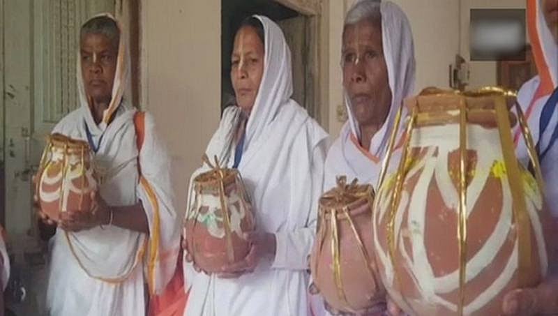 ಪ್ರಧಾನಿ ಮೋದಿಯವರೊಂದಿಗೆ ಹೋಳಿ ಆಚರಿಸಲು ದೆಹಲಿಗೆ ತೆರಳಿದ ವೃಂದಾವನ ವಿಧವೆಯರು