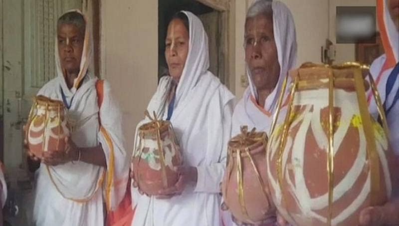 ಪ್ರಧಾನಿ ಮೋದಿಯವರೊಂದಿಗೆ ಹೋಳಿ ಆಚರಿಸಲು ದೆಹಲಿಗೆ ತೆರಳಿದ ವೃಂದಾವನ ವಿಧವೆಯರು