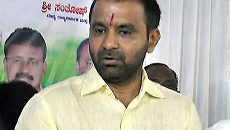 ಆನಂದ್ ಸಿಂಗ್ ಸೇರ್ಪಡೆ: ಸಚಿವ ಲಾಡ್ ವಿರುದ್ದ ಹರಿಹಾಯ್ದ ಕಾಂಗ್ರೆಸ್ ಕಾರ್ಯಕರ್ತರು