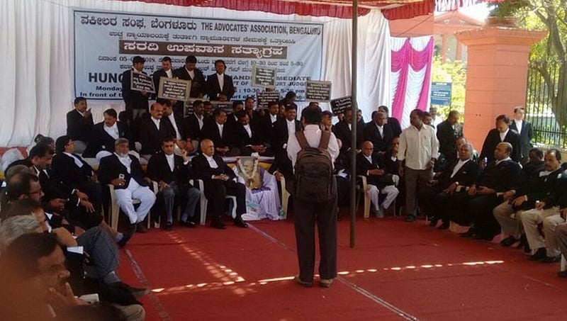 ಬೆಂಗಳೂರು: ನ್ಯಾಯಮೂರ್ತಿಗಳ ಹುದ್ದೆ ಭರ್ತಿಗೆ ಆಗ್ರಹಿಸಿ ವಕೀಲರಿಂದ ಉಪವಾಸ ಸತ್ಯಾಗ್ರಹ