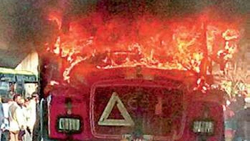 ಬೆಳಗಾವಿ: ಯುವಕನ ಮೇಲೆ ಹರಿದ ಲಾರಿಗೆ ಬೆಂಕಿ ಹಚ್ಚಿ ಆಕ್ರೋಶ