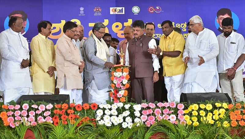 ವಿಶ್ವದ ಅತಿ ದೊಡ್ಡ ಸೌರ ಪಾರ್ಕ್ ಉದ್ಘಾಟಿಸಿದ ಸಿಎಂ ಸಿದ್ದರಾಮಯ್ಯ