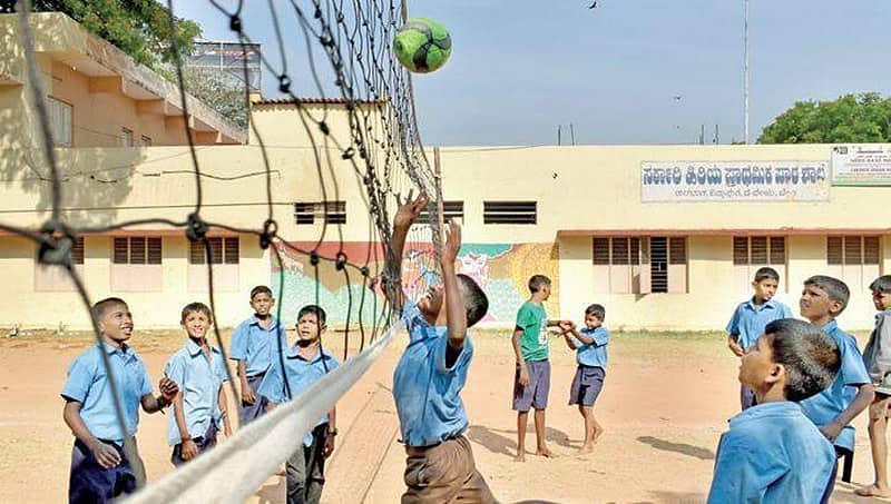 ಬೆಂಗಳೂರು: 100 ವರ್ಷ ಹಳೇಯ ಸರ್ಕಾರಿ ಶಾಲೆ ಮುಚ್ಚುವ ಭೀತಿ, ಆತಂಕದಲ್ಲಿ ವಿದ್ಯಾರ್ಥಿಗಳು