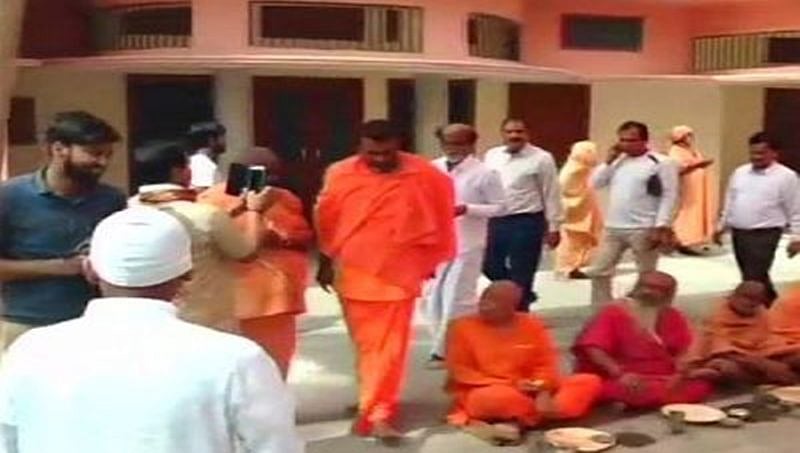 ಹೃಷಿಕೇಶದಲ್ಲಿ ಸೂಪರ್ ಸ್ಟಾರ್: ಸಾಧು ಸಂತರಿಗೆ ಭೋಜನ ವ್ಯವಸ್ಥೆ ಮಾಡಿದ  ರಜನಿ