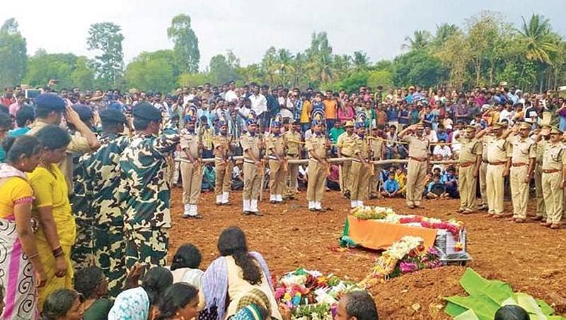 ಹುತಾತ್ಮ ಯೋಧ ಚಂದ್ರಗೆ ಜನಪ್ರತಿನಿಧಿಗಳಿಂದ ಅಗೌವರ: ಆಸ್ಪತ್ರೆ ಎದುರು ಗ್ರಾಮಸ್ಥರ ಪ್ರತಿಭಟನೆ