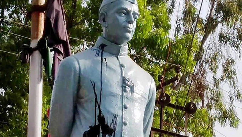 ಪಶ್ಚಿಮ ಬಂಗಾಳದಲ್ಲಿ ನೆಹರೂ ಪ್ರತಿಮೆ ವಿರೂಪಗೊಳಿಸಿದ ಕಿಡಿಗೇಡಿಗಳು