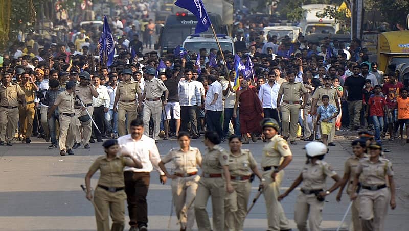 ಭೀಮಾ ಕೋರೆಗಾಂವ್ ಕೇಸ್ :ನ್ಯಾಯಾಲಯ ಆವರಣದಲ್ಲಿ ಸಮಸ್ತ  ಹಿಂದಿ ಅಘಾಡಿ ಕಾರ್ಯಕಾರಿ ಅಧ್ಯಕ್ಷ ಮಿಲಿಂದ್ ಎಕ್ ಬೊಟೆ ಮೇಲೆ  ದಾಳಿ