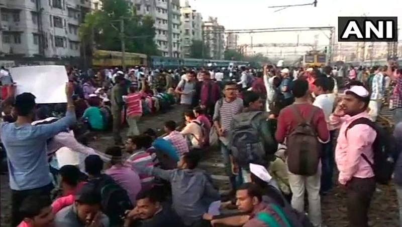 ಮುಂಬೈ: ಉದ್ಯೋಗ ಆಗ್ರಹಿಸಿ ರೈಲ್ವೆ ಹಳಿ ಮೇಲೆ ವಿದ್ಯಾರ್ಥಿಗಳ ಪ್ರತಿಭಟನೆ; ಪ್ರಯಾಣಿಕರ ಪರದಾಟ