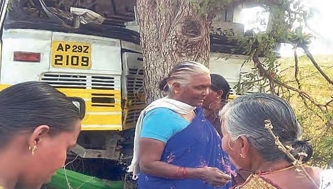 ಆಂಧ್ರ ಪ್ರದೇಶ: ಹಾರ್ಟ್ ಅಟ್ಯಾಕ್ ಆದರೂ ಸಾಯುವ ಮುನ್ನ ಪ್ರಯಾಣಿಕರನ್ನು ರಕ್ಷಿಸಿದ ಬಸ್ ಚಾಲಕ