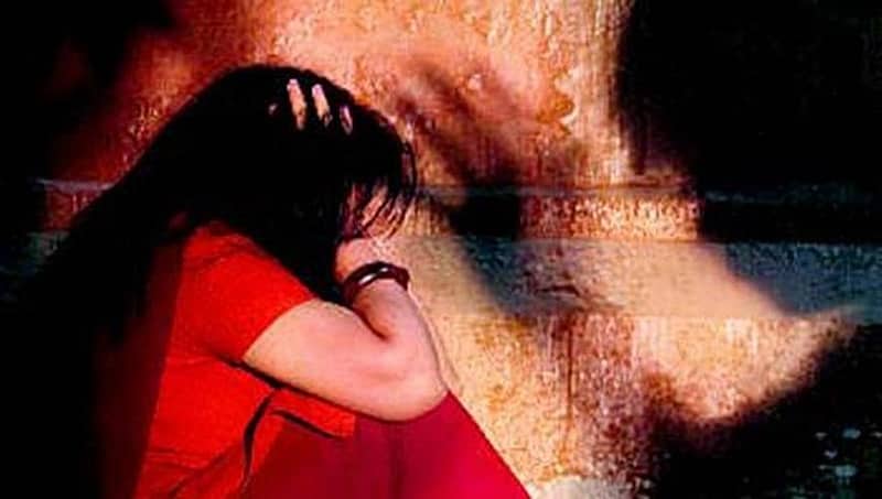 ತಂದೆಯೊಂದಿಗೆ ಲೈಂಗಿಕ ಸಂಬಂಧ ಶಂಕೆ: ಕತ್ತು ಹಿಸುಕಿ ಮಗಳನ್ನೇ ಕೊಂದ ತಾಯಿ