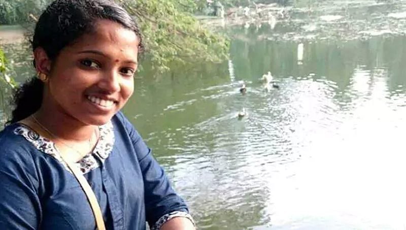 ಮದುವೆಯ ಮುನ್ನಾ ದಿನ ಮಗಳನ್ನೇ ಇರಿದು ಕೊಂದ ತಂದೆ!