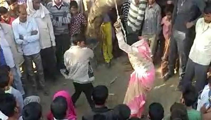 ಪಂಚಾಯ್ತಿ ಆದೇಶ; ಸಾರ್ವಜನಿಕವಾಗಿ ಪತ್ನಿಗೆ ಥಳಿಸಿದ ಪತಿ, ವಿಡಿಯೋ ವೈರಲ್