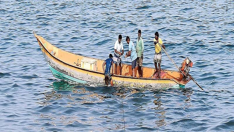 2 ಸಾವಿರ ತಮಿಳುನಾಡು ಮೀನುಗಾರರನ್ನು ಅಟ್ಟಾಡಿಸಿದ ಶ್ರೀಲಂಕಾ ನೌಕಾ ಸಿಬ್ಬಂದಿ