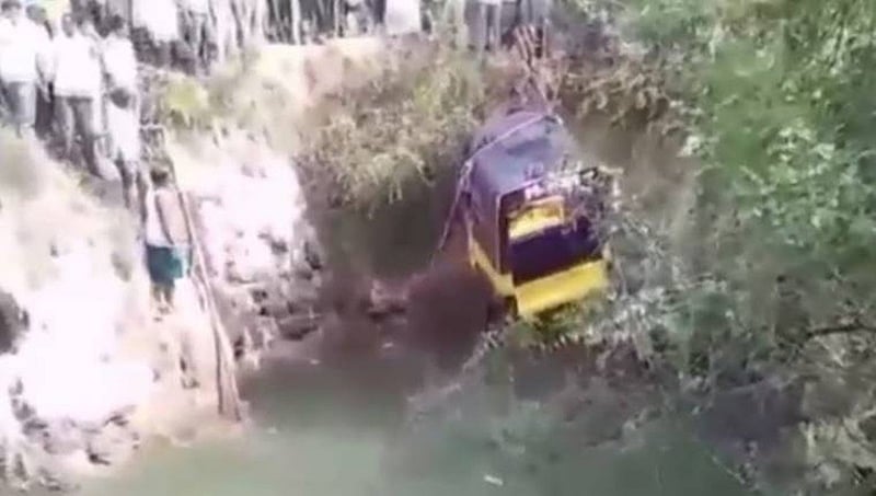 ತೆಲಂಗಾಣ: ಬಾವಿಗೆ ಬಿದ್ದ ಆಟೋ 11 ಮಂದಿ ದುರ್ಮರಣ