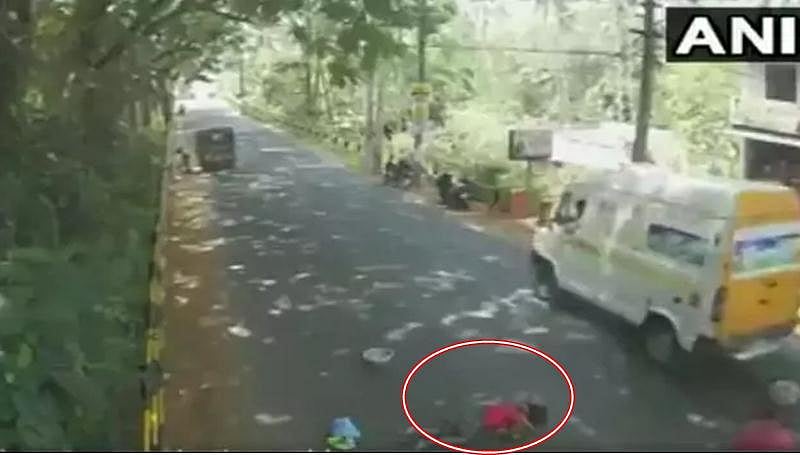 ಕೇರಳ: ಅಪಘಾತಕ್ಕೀಡಾಗಿ ನಡು ರಸ್ತೆಯಲ್ಲಿ ಮಹಿಳೆ ಒದ್ದಾಡುತ್ತಿದ್ದರೂ ನೆರವಿಗೆ ಬಾರದ ಜನ