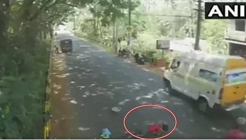 ಕೇರಳ: ಅಪಘಾತಕ್ಕೀಡಾಗಿ ನಡು ರಸ್ತೆಯಲ್ಲಿ ಮಹಿಳೆ ಒದ್ದಾಡುತ್ತಿದ್ದರೂ ನೆರವಿಗೆ ಬಾರದ ಜನ
