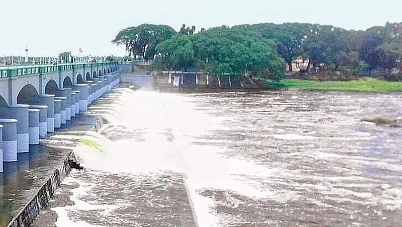 ಕಾವೇರಿ: ಆತ್ಮಹತ್ಯೆ ಬೆದರಿಕೆ ಹಾಕಿದ್ದ ಎಐಎಡಿಎಂಕೆ ಸಂಸದನಿಗೆ ವಿಷ ನೀಡಲು ಮುಂದಾದ ದಿನಕರನ್ ಬೆಂಬಲಿಗ!