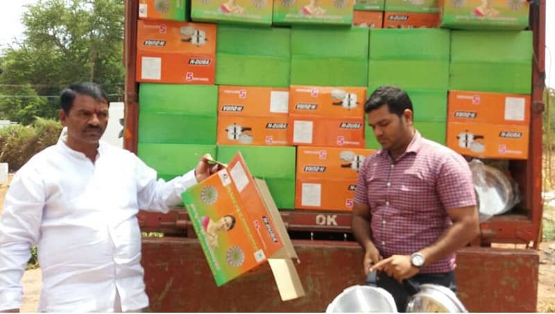 ಬೆಳಗಾವಿ: ಲಕ್ಷ್ಮಿ ಹೆಬ್ಬಾಳ್ಕರ್ ಚಿತ್ರವಿರುವ ಕುಕ್ಕರ್ ತುಂಬಿದ್ದ ಲಾರಿ ಜಪ್ತಿ