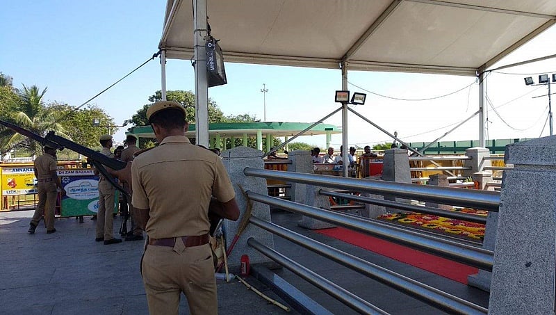 ಚೆನ್ನೈ: ಜಯಲಲಿತಾ ಸ್ಮಾರಕದ ಎದುರು ಗುಂಡು ಹಾರಿಸಿಕೊಂಡು ಪೋಲೀಸ್ ಪೇದೆ ಆತ್ಮಹತ್ಯೆ
