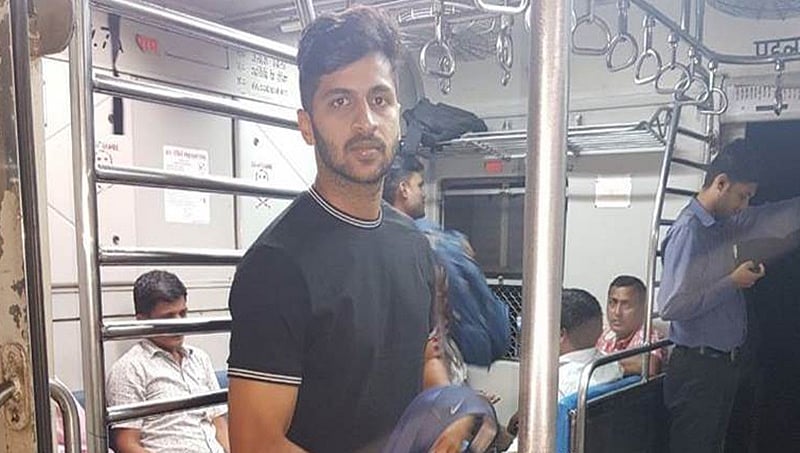 ಮುಂಬೈ ಲೋಕಲ್ ಟ್ರೈನ್ನಲ್ಲಿ ಟೀಂ ಇಂಡಿಯಾದ ವೇಗಿ ಶಾರ್ದೂಲ್ ಕಂಡು ಅಚ್ಚರಿ ಪಟ್ಟ ಪ್ರಯಾಣಿಕರು!