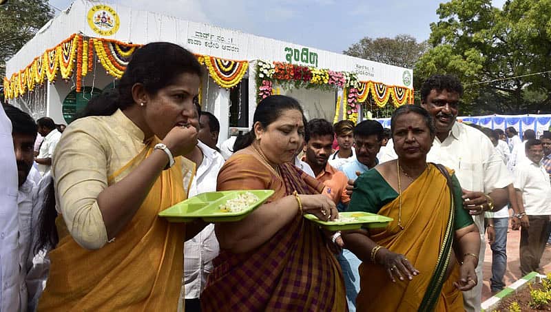 ಬೆಂಗಳೂರಿನಲ್ಲಿ ಇನ್ನೂ 50 ಇಂದಿರಾ ಕ್ಯಾಂಟೀನ್ ಸ್ಥಾಪನೆಗೆ ಸರ್ಕಾರ ನಿರ್ಧಾರ
