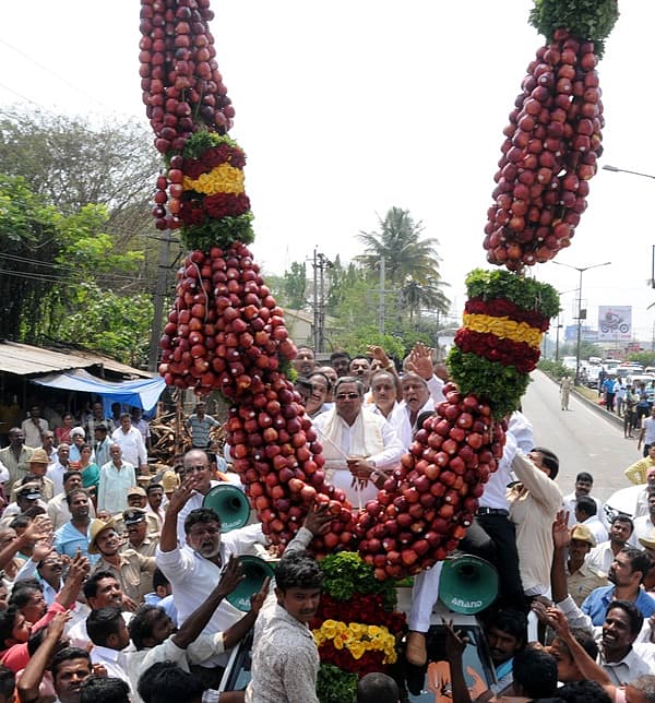 <b>ಸಿಎಂ ಕೊರಳಿಗೆ 750 ಕೆಜಿ ಆಪಲ್ ಹಾರ...</b> ಮೈಸೂರಿನ ಚಾಮುಂಡೇಶ್ವರಿ ಕ್ಷೇತ್ರದಲ್ಲಿ ಭಾನುವಾರ ಪ್ರಚಾರಕ್ಕೆ ಆಗಮಿಸಿದ್ದ ಮುಖ್ಯಮಂತ್ರಿ ಸಿದ್ದರಾಮಯ್ಯ ಅವರಿಗೆ ಬೆಂಬಲಿಗರು 750 ಕೆಜಿ ಆಪಲ್ ನಿಂದ ತಯಾರಿಸಿದ ಬೃಹತ್ ಹಾರವನ್ನು ಹಾಕುವ ಮೂಲಕ ಭರ್ಜರಿ ಸ್ವಾಗತ ಕೋರಿದರು.