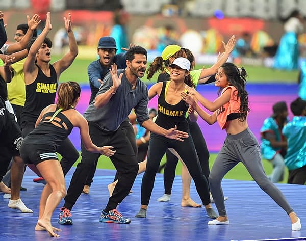 <b>ಐಪಿಎಲ್ ತಾಲೀಮು...</b> ಐಪಿಎಲ್ 11ನೇ ಆವೃತ್ತಿಗೆ ಕ್ಷಣಗಣನೆ ಆರಂಭವಾಗಿದ್ದು, ಮುಂಬೈನ ವಾಂಖೆಡೆ ಕ್ರೀಡಾಂಗಣದಲ್ಲಿ ಅದ್ದೂರಿ ಚಾಲನೆಗಾಗಿ ನಟ-ನಿರ್ದೇಶಕ ಪ್ರಭುದೇವ್ ಅವರು ಶುಕ್ರವಾರ ತಾಲೀಮು ನಡೆಸಿದ್ದು ಹೀಗೆ.